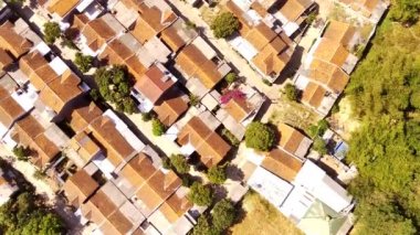Cikancung, Bandung, Endonezya 'daki bir yerleşim bölgesinden geçen mükemmel bir hava görüntüsü. Sabahın köründe yoğun konutların insansız hava aracı görüntüsü. 4K çözünürlükte uçan bir İHA 'dan ateşlenmiş.