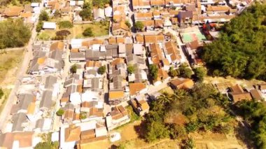 Cikancung, Bandung, Endonezya 'daki bir yerleşim bölgesinden geçen mükemmel bir hava görüntüsü. Sabahın köründe yoğun konutların insansız hava aracı görüntüsü. 4K çözünürlükte uçan bir İHA 'dan ateşlenmiş.