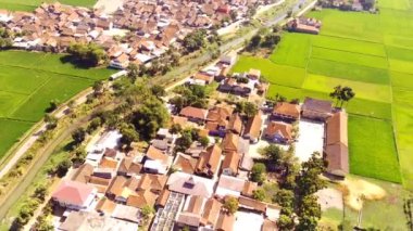 Hava Aracı Görüntüsü. Hava Aracı, yoğun nüfuslu yerleşim alanlarının görüntülerini tarımsal alanların ortasında, Cikancung - Bandung, Endonezya 'da gösteriyor. 4k Çözünürlük Videosu