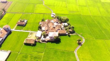 Hava Aracı Görüntüsü. Hava Aracı, yoğun nüfuslu yerleşim alanlarının görüntülerini tarımsal alanların ortasında, Cikancung - Bandung, Endonezya 'da gösteriyor. 4k Çözünürlük Videosu