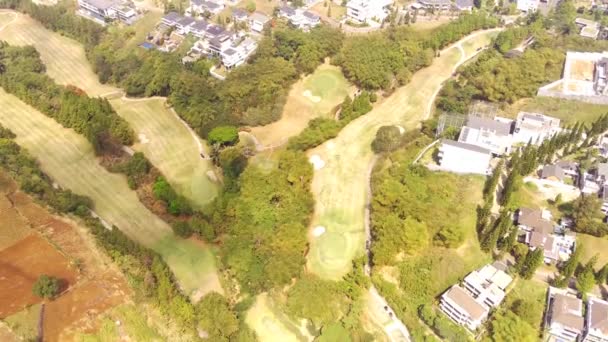 ゴルフコースとエリートハウス インドネシア バンドン エリート住宅複合体を囲む非常に広いゴルフコースの風景のドローンビデオ 空中フッテージ 解像度 — ストック動画