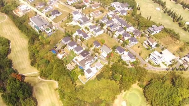 ゴルフコースとエリートハウス インドネシア バンドン エリート住宅複合体を囲む非常に広いゴルフコースの風景のドローンビデオ 空中フッテージ 解像度 — ストック動画