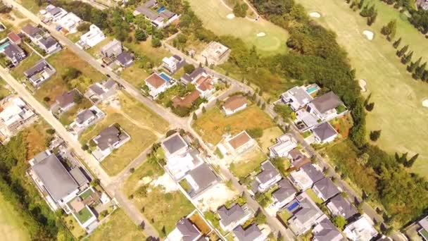 高尔夫球场和精英住宅 印度尼西亚波恩 一个围绕精英住宅区的非常宽阔的高尔夫球场景观的无人机视频 航空图像4K分辨率 — 图库视频影像