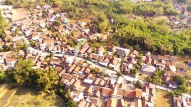 Kır havası görüntüleri. Endonezya 'nın Bandung şehrinin kıyısındaki yerleşim alanlarının insansız hava aracı görüntüsü. Drone 4k Çözünürlük Videosu