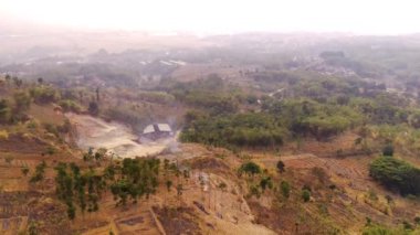 Drone Görüntüleri. Pangradinan Dağı, Cikancung - Bandung, Endonezya 'nın yamaçlarında yanan orman manzarası. Tarım tarlaları için yanan orman arazisi. Yüksek Kalite 4k Video