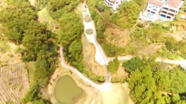 Bandung City, Endonezya 'daki Hava Sahası Golf Kursları. Drone Golf Sahası. Dağın tepesinde golf sahasının 4k videosu