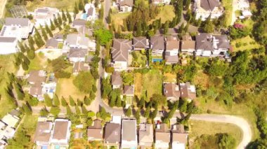 Bandung City, Endonezya 'daki Havacılık Kenti Residential Bölgesi. Yerleşim yerlerinin hava görüntüsü. Dağın tepesindeki 4k Elit Konutlar.