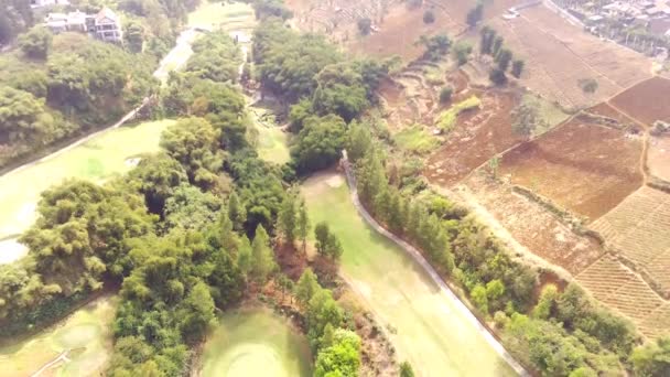 万隆市空中景观视频高尔夫课程 印度尼西亚 高尔夫球场的无人机图像 4K山顶高尔夫球场录像 — 图库视频影像