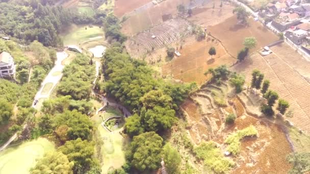 万隆市空中景观视频高尔夫课程 印度尼西亚 高尔夫球场的无人机图像 4K山顶高尔夫球场录像 — 图库视频影像