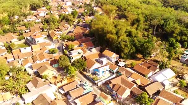 印度尼西亚万隆市Cikancung县密集弹出镇的全景空中景观 周围环绕着潘格拉迪南山谷的树木 用4K分辨率从一架向前飞行的无人驾驶飞机上射击 — 图库视频影像