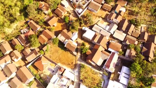 印度尼西亚万隆市Cikancung县密集弹出镇的全景空中景观 周围环绕着潘格拉迪南山谷的树木 用4K分辨率从一架向前飞行的无人驾驶飞机上射击 — 图库视频影像