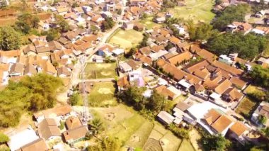 Hava Çekimi. Bandung şehrinin kıyısındaki yoğun yerleşim alanlarının manzarası - Endonezya. Yoğun nüfuslu yerleşim yeri. 4K çözünürlükte bir İHA 'dan ateşlenmiş.