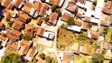 Hava Çekimi. Bandung şehrinin kıyısındaki yoğun yerleşim alanlarının manzarası - Endonezya. Yoğun nüfuslu yerleşim yeri. 4K çözünürlükte bir İHA 'dan ateşlenmiş.