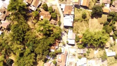 Hava Çekimi. Bandung şehrinin kıyısındaki yoğun yerleşim alanlarının manzarası - Endonezya. Yoğun nüfuslu yerleşim yeri. 4K çözünürlükte bir İHA 'dan ateşlenmiş.