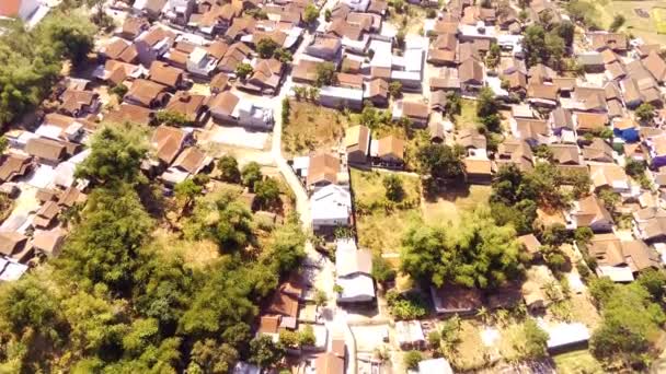 エアリアルフッテージ バンドン市 インドネシアの端にある密集した住宅地の風景 人口密集した集落 ドローン飛行による4K解像度で撮影 — ストック動画