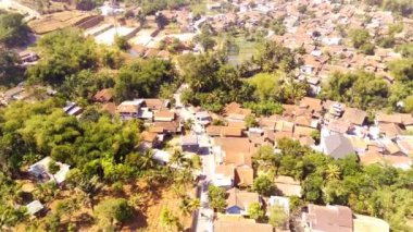 İHA Videografi. Hava Çekimi. Bandung şehrinin kıyısındaki toplu konutların manzarası, yoğun nüfuslu yerleşim bölgeleriyle dolu. Uçan bir İHA 'dan 4K çözünürlükte ateş edilmiş. Asya