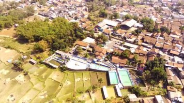 İHA Videografi. Hava Çekimi. Bandung şehrinin kıyısındaki toplu konutların manzarası, yoğun nüfuslu yerleşim bölgeleriyle dolu. Uçan bir İHA 'dan 4K çözünürlükte ateş edilmiş. Asya