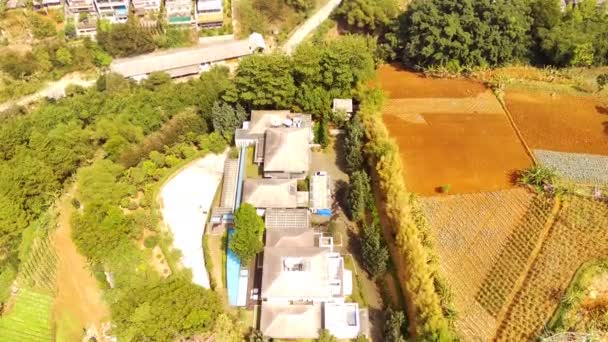 无人机摄像 空中的影像 万隆市的山顶景观 布满了种植园和住宅区 从一架无人驾驶飞机上发射了4K分辨率的子弹 — 图库视频影像