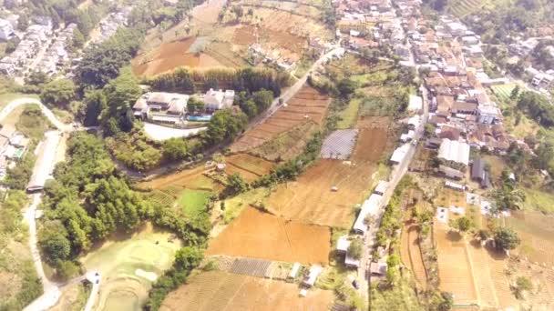 Drönarvideo Flygbilder Utsikt Över Bergstoppslandskapet Staden Bandung Fylld Med Planteringsfält — Stockvideo