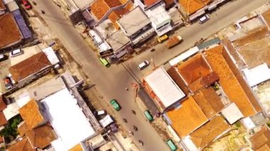 Ulaşım görüntüsü. Araç, T kavşağından geçerken, zaman aşımına uğramış. Cicalengka Tren İstasyonu yakınlarındaki Cityscape kentsel manzara videosu. 4K çözünürlükte uçan bir İHA 'dan ateşlenmiş..