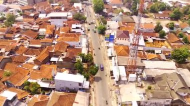 Ulaşım görüntüsü. Havadan manzaralar. Cicalengka İstasyonu yolunun zaman ayarlı videosu. 4K çözünürlüğündeki bir insansız hava aracından havadan ateş edildi.