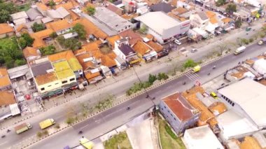 Ulaşım görüntüsü. Havadan manzaralar. Cileunyi, Garut, Endonezya 'yı birbirine bağlayan ana yolun hava görüntüsü. 4K çözünürlüğündeki bir insansız hava aracından havadan ateş edildi.