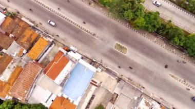 Ulaşım görüntüsü. Havadan manzaralar. Cileunyi 'nin Garut Otoyolu' ndaki videosu. 4K çözünürlüğündeki bir insansız hava aracından havadan ateş edildi.