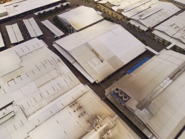 Sanayi fotoğrafçılığı. Havadan manzaralar. Rancaekek, Bandung-Endonezya 'daki Dwipapuri Endüstri Bölgesi' ndeki fabrikaların kuş bakışı görüntüsü. Uçan bir İHA 'dan havadan çekilmiş..