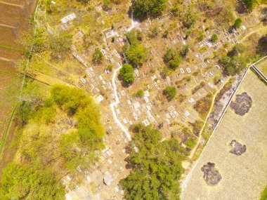 Hava Fotoğrafçılığı. Havadan manzaralar. Endonezya, Bandung şehrinin kıyısındaki bir halk mezarlığının en üst görüntüsü. Uçan bir İHA 'dan havadan çekilmiş..