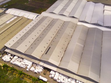 Sanayi fotoğrafçılığı. Havadan manzaralar. Rancaekek, Bandung-Endonezya 'daki Dwipapuri Endüstri Bölgesi' ndeki fabrikaların kuş bakışı görüntüsü. Uçan bir İHA 'dan havadan çekilmiş..