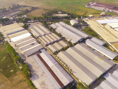 Sanayi fotoğrafçılığı. Havadan manzaralar. Rancaekek, Bandung-Endonezya 'daki Dwipapuri Endüstri Bölgesi' ndeki fabrikaların kuş bakışı görüntüsü. Uçan bir İHA 'dan havadan çekilmiş..