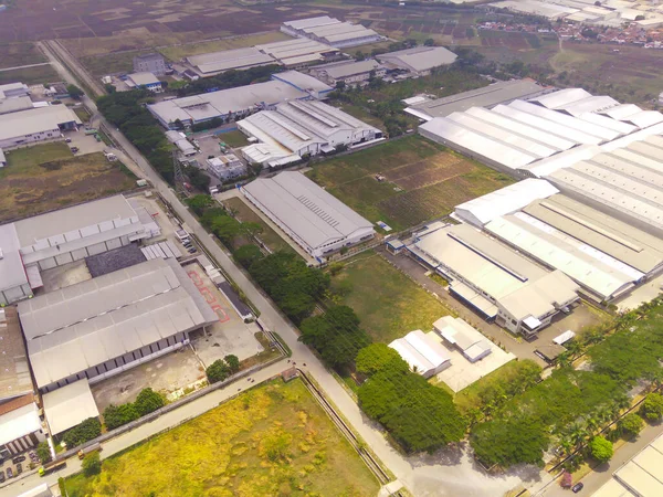 Sanayi fotoğrafçılığı. Havadan manzaralar. Rancaekek, Bandung-Endonezya 'daki Dwipapuri Endüstri Bölgesi' ndeki fabrikaların kuş bakışı görüntüsü. Uçan bir İHA 'dan havadan çekilmiş..