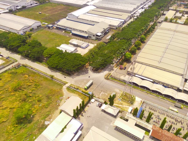 Sanayi fotoğrafçılığı. Havadan manzaralar. Rancaekek, Bandung-Endonezya 'daki Dwipapuri Endüstri Bölgesi' ndeki fabrikaların kuş bakışı görüntüsü. Uçan bir İHA 'dan havadan çekilmiş..