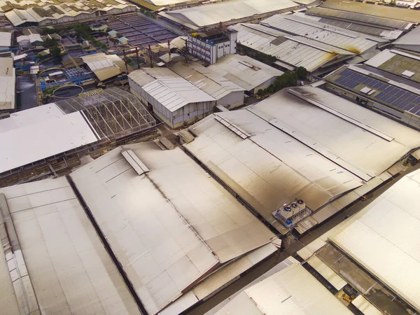 Sanayi fotoğrafçılığı. Havadan manzaralar. Rancaekek, Bandung-Endonezya 'daki Dwipapuri Endüstri Bölgesi' ndeki fabrikaların kuş bakışı görüntüsü. Uçan bir İHA 'dan havadan çekilmiş..