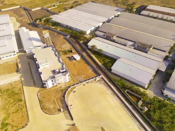 Sanayi fotoğrafçılığı. Havadan manzaralar. Rancaekek, Bandung-Endonezya 'daki Dwipapuri Endüstri Bölgesi' ndeki fabrikaların kuş bakışı görüntüsü. Uçan bir İHA 'dan havadan çekilmiş..