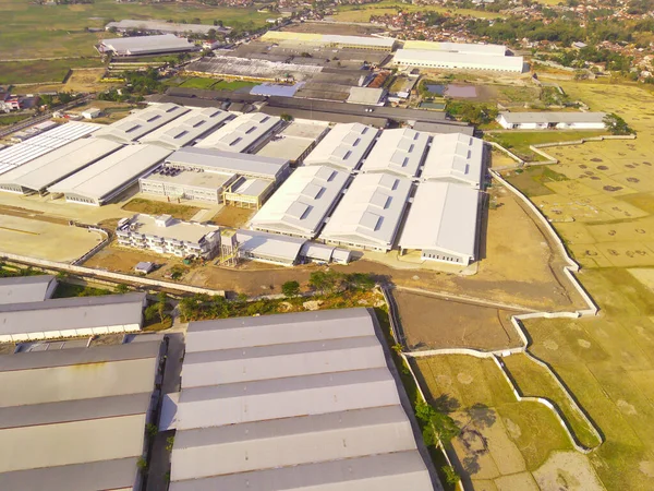 Sanayi fotoğrafçılığı. Havadan manzaralar. Rancaekek, Bandung-Endonezya 'daki Dwipapuri Endüstri Bölgesi' ndeki fabrikaların kuş bakışı görüntüsü. Uçan bir İHA 'dan havadan çekilmiş..