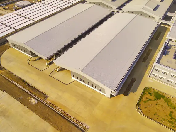 Sanayi fotoğrafçılığı. Havadan manzaralar. Rancaekek, Bandung-Endonezya 'daki Dwipapuri Endüstri Bölgesi' ndeki fabrikaların kuş bakışı görüntüsü. Uçan bir İHA 'dan havadan çekilmiş..