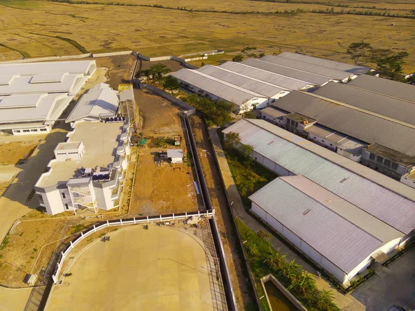 Sanayi fotoğrafçılığı. Havadan manzaralar. Rancaekek, Bandung-Endonezya 'daki Dwipapuri Endüstri Bölgesi' ndeki fabrikaların kuş bakışı görüntüsü. Uçan bir İHA 'dan havadan çekilmiş..