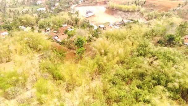 工业影像 空中景观 空中无人机视频疏浚山丘 开垦土地为农村地区的住房建设做准备 从一架4K分辨率的无人驾驶飞机上拍的 印度尼西亚 — 图库视频影像