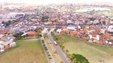 Otoyol kavşaklarının üst görüntülerinin insansız hava aracı görüntüleri. Yoldaki trafiğin hava manzaralı şehir manzarası zaman çizelgesi. 4K çözünürlüğündeki bir insansız hava aracından havadan ateş edildi.