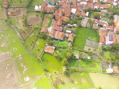 Drone Fotoğrafçılık. Havadan manzaralar. Patchwork Peyzaj ve Sabah Köyü, Rancaekek, Bandung, Endonezya 'da yer alıyor. Uçan bir İHA 'dan havadan çekilmiş..