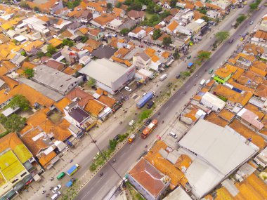 Ulaşım Fotoğrafçılığı. Havadan manzaralar. Şehirleri birbirine bağlayan uzun kır yolunun kuş bakışı görüntüsü. Bandung bölgesindeki şehir otoyolu, Endonezya. Uçan bir İHA 'dan havadan çekilmiş..