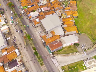 Ulaşım Fotoğrafçılığı. Havadan manzaralar. Şehirleri birbirine bağlayan uzun kır yolunun kuş bakışı görüntüsü. Bandung bölgesindeki şehir otoyolu, Endonezya. Uçan bir İHA 'dan havadan çekilmiş..