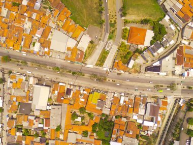 Ulaşım Fotoğrafçılığı. Havadan manzaralar. Şehirleri birbirine bağlayan uzun kır yolunun kuş bakışı görüntüsü. Bandung bölgesindeki şehir otoyolu, Endonezya. Uçan bir İHA 'dan havadan çekilmiş..