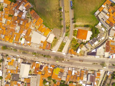 Ulaşım Fotoğrafçılığı. Havadan manzaralar. Şehirleri birbirine bağlayan uzun kır yolunun kuş bakışı görüntüsü. Bandung bölgesindeki şehir otoyolu, Endonezya. Uçan bir İHA 'dan havadan çekilmiş..