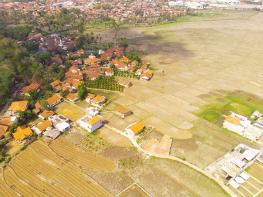 Peyzaj Fotoğrafçılığı. Havadan manzaralar. Rancaekek, Bandung-Endonezya 'da bulunan Patchwork Peyzaj ve Köy' ün Güzel Kırsal Manzarası. Uçan bir İHA 'dan havadan çekilmiş..