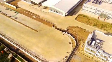 Hiper hızlandırılmış video. Hava Çekimi. Geniş ve görkemli Tekstil Fabrikası manzarasının hızlandırılmış görüntüsü. Uçan bir drondan havadan ateş edilmiş. Bandung - Endonezya, Asya
