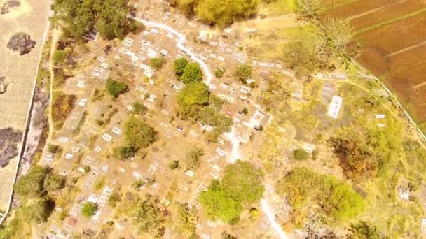 ドローンの映像 インドネシア西ジャワの谷にある墓地複合体の空中ビデオ 斜面と谷は住民の墓で満たされています 4K解像度の飛行ドローンからの空中撮影 — ストック動画