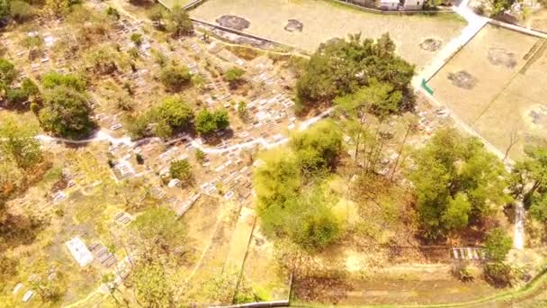 Droneopptak Flyfoto Kirkegårdskomplekset Dal West Java Indonesia Skråningene Dalene Fylt – stockvideo