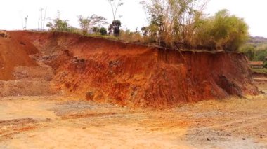 Endüstriyel Video. Manzara görüntüsü. Yapım aşamasındaki çorak bir tepenin videosu. Uçan bir drondan havadan ateş edilmiş. Bandung - Endonezya, Asya